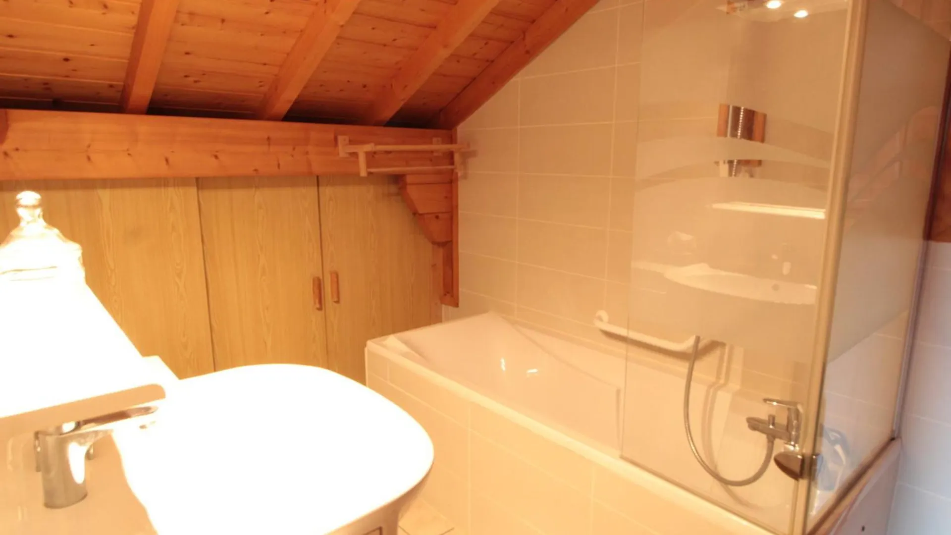 Chalet 3 Chambres Calme, Poele A Bois, Proche Piste Et Village, 6/8 Pers, Garage Et Parking - Fr-1-572-243 Les Carroz d'Araches 0*,  Frankrijk
